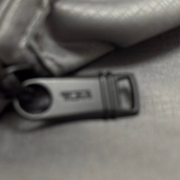 NWOT TUMI FOLDABLE GARMENT NYLON BAG WITH POCKET GRAY AND 3 TUMI HANGERS - Picture 11 of 11